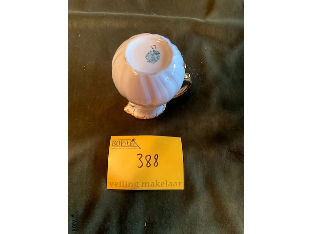 Lot 388 - melkkannetje,wit en verguld porselein sarreguemines louis xv - afbeelding 3 van  3