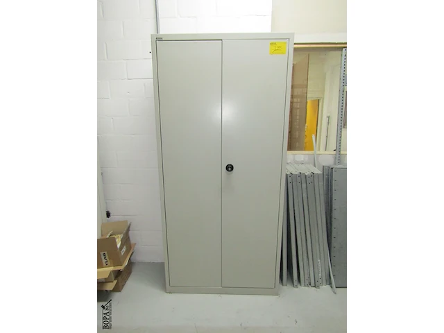Lot 388 - metalen bureaukast - afbeelding 1 van  2