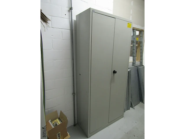 Lot 388 - metalen bureaukast - afbeelding 2 van  2