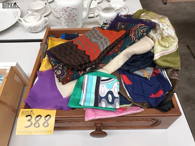 Lot 388 - sjaals - afbeelding 1 van  3