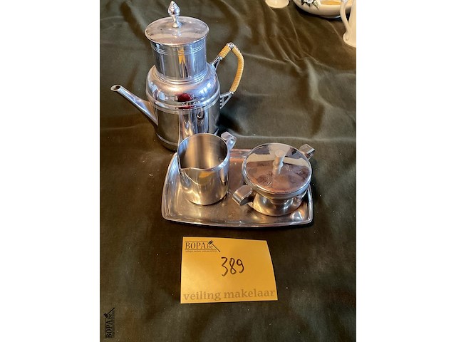 Lot 389 - inox vintage kannetje en melk en suikerpotje, 4 stuks - afbeelding 1 van  3