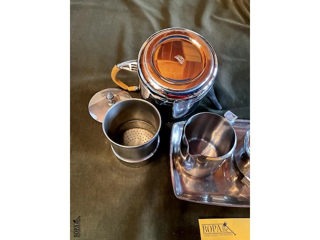 Lot 389 - inox vintage kannetje en melk en suikerpotje, 4 stuks - afbeelding 2 van  3