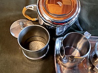 Lot 389 - inox vintage kannetje en melk en suikerpotje, 4 stuks - afbeelding 2 van  3