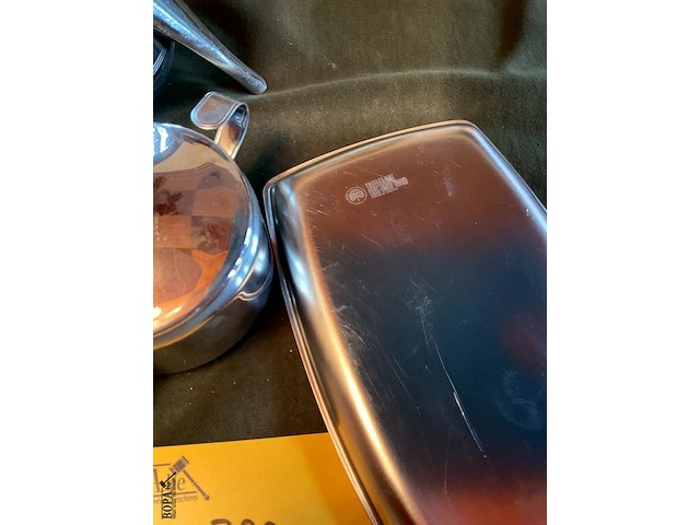 Lot 389 - inox vintage kannetje en melk en suikerpotje, 4 stuks - afbeelding 3 van  3