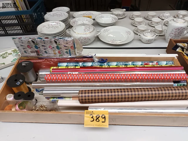 Lot 389 - kado verpakkingsmateriaal - afbeelding 1 van  3