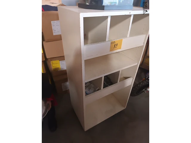 Lot 39 - houten vakkenkast - afbeelding 2 van  4