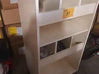 Lot 39 - houten vakkenkast - afbeelding 2 van  4