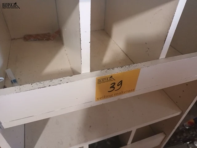 Lot 39 - houten vakkenkast - afbeelding 4 van  4