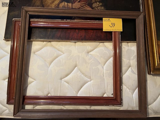 Lot 39 - kaders, 2 stuks met 2 houten omlijstingen, 4 stuks in totaal - afbeelding 2 van  4