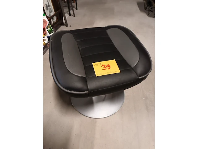 Lot 39 - kruk - afbeelding 1 van  3