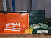 Lot 39 - lot nietjes en schietnagels - afbeelding 1 van  3