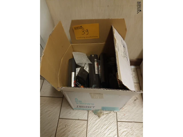 Lot 39 - makita batterijen en laders - afbeelding 1 van  3