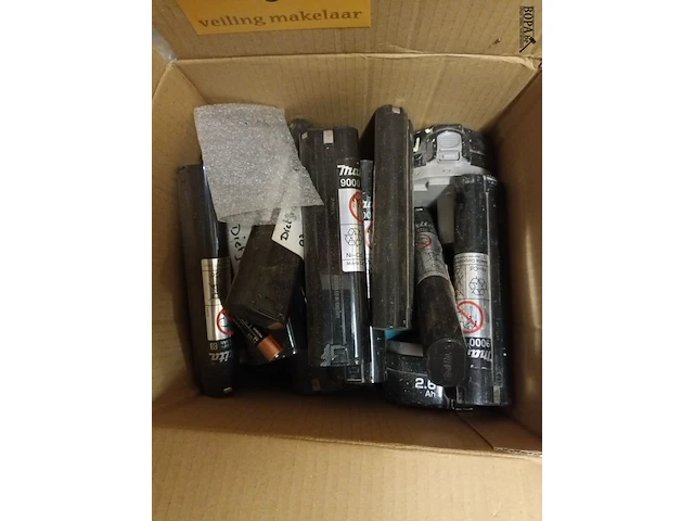 Lot 39 - makita batterijen en laders - afbeelding 2 van  3
