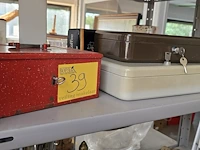 Lot 39 - metalen geldkistjes met sleutel 4 stuks - afbeelding 1 van  4