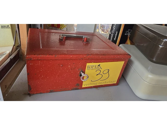 Lot 39 - metalen geldkistjes met sleutel 4 stuks - afbeelding 2 van  4