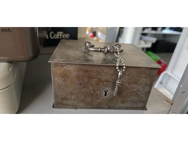 Lot 39 - metalen geldkistjes met sleutel 4 stuks - afbeelding 4 van  4