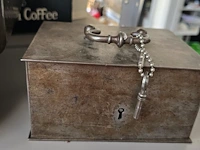 Lot 39 - metalen geldkistjes met sleutel 4 stuks - afbeelding 4 van  4