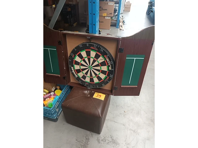 Lot 39 - poef en dartsbord - afbeelding 1 van  4