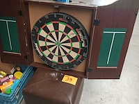 Lot 39 - poef en dartsbord - afbeelding 1 van  4