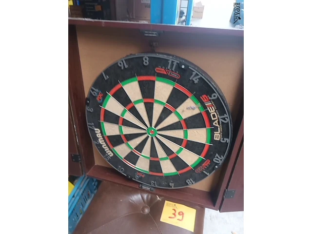 Lot 39 - poef en dartsbord - afbeelding 2 van  4