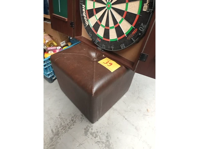 Lot 39 - poef en dartsbord - afbeelding 3 van  4