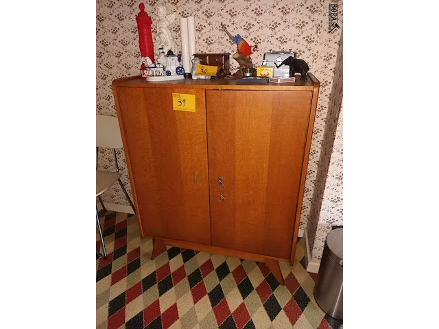 Lot 39 - vintage kast - afbeelding 1 van  4