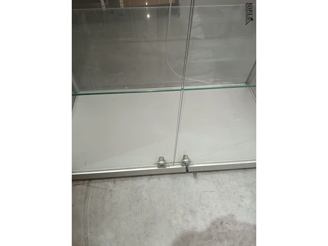 Lot 39 - vitrine kast - afbeelding 2 van  4