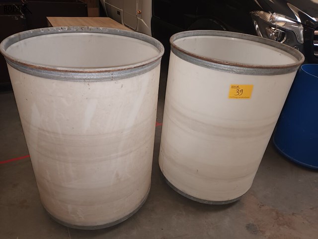 Lot 39 - witte ton op wielen. 2 stuks - afbeelding 1 van  4