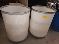 Lot 39 - witte ton op wielen. 2 stuks - afbeelding 1 van  4