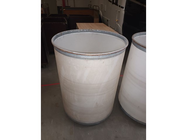 Lot 39 - witte ton op wielen. 2 stuks - afbeelding 2 van  4