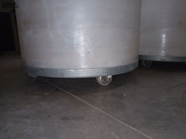 Lot 39 - witte ton op wielen. 2 stuks - afbeelding 3 van  4