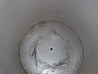 Lot 39 - witte ton op wielen. 2 stuks - afbeelding 4 van  4