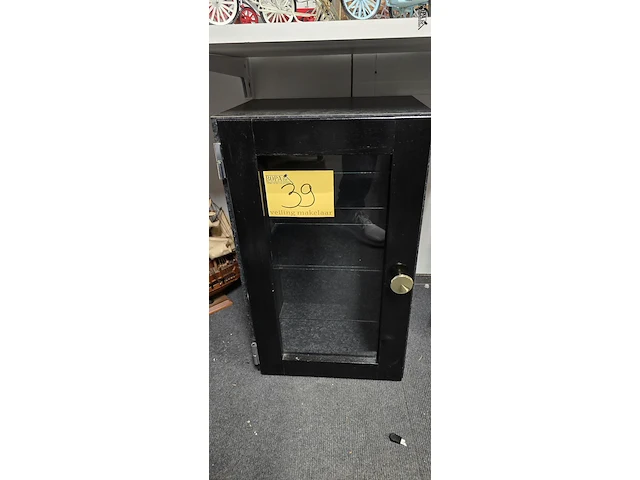 Lot 39 - zwart vitrine kastje met glazen legplankjes - afbeelding 1 van  3