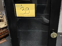 Lot 39 - zwart vitrine kastje met glazen legplankjes - afbeelding 1 van  3