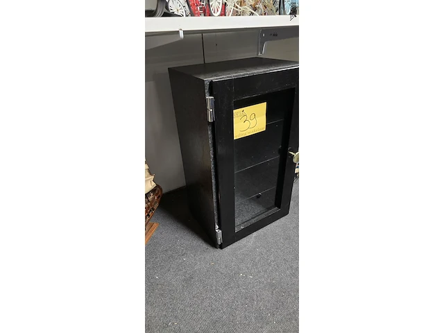 Lot 39 - zwart vitrine kastje met glazen legplankjes - afbeelding 2 van  3