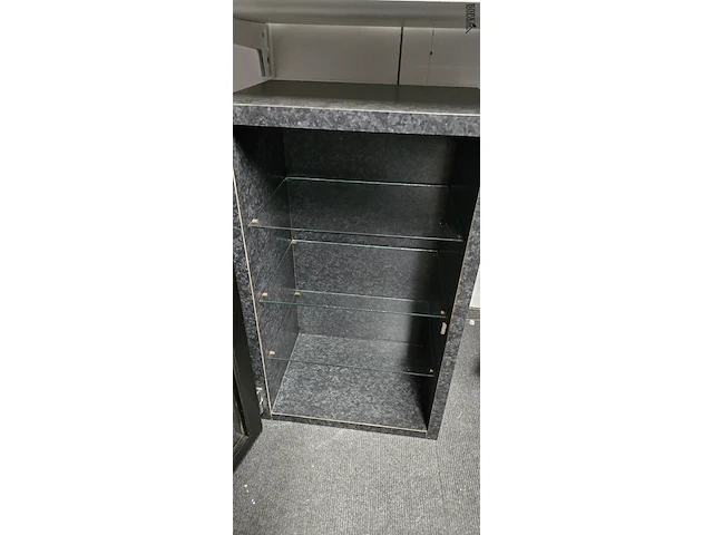 Lot 39 - zwart vitrine kastje met glazen legplankjes - afbeelding 3 van  3