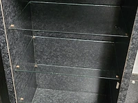 Lot 39 - zwart vitrine kastje met glazen legplankjes - afbeelding 3 van  3