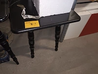Lot 39 - zwarte houten tafel - afbeelding 1 van  3
