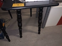 Lot 39 - zwarte houten tafel - afbeelding 2 van  3