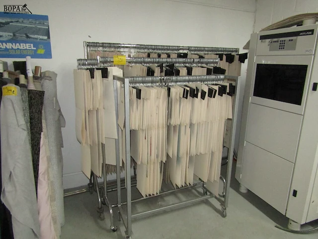 Lot 390 - kledingrekken met hangers. 3 stuks - afbeelding 1 van  3