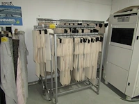 Lot 390 - kledingrekken met hangers. 3 stuks - afbeelding 1 van  3