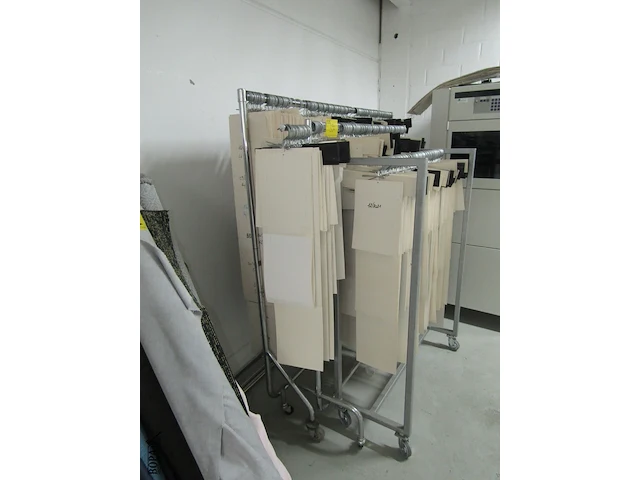 Lot 390 - kledingrekken met hangers. 3 stuks - afbeelding 2 van  3