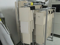 Lot 390 - kledingrekken met hangers. 3 stuks - afbeelding 2 van  3
