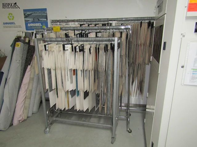 Lot 390 - kledingrekken met hangers. 3 stuks - afbeelding 3 van  3
