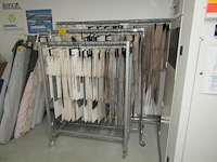 Lot 390 - kledingrekken met hangers. 3 stuks - afbeelding 3 van  3