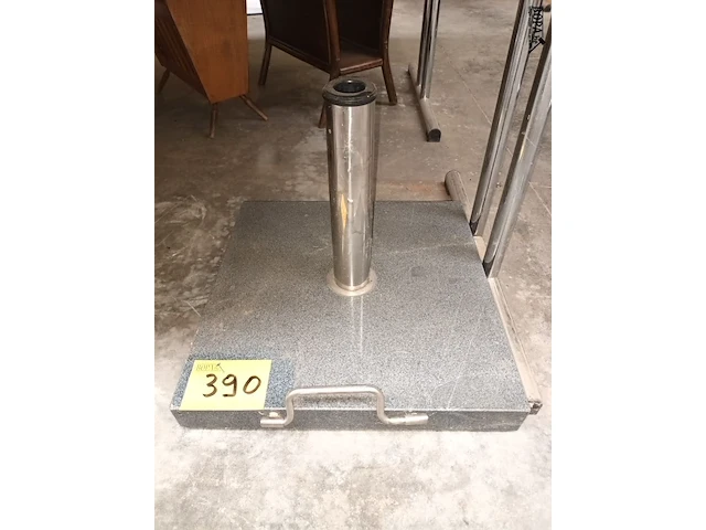 Lot 390 - parasolvoet in graniet - afbeelding 1 van  3