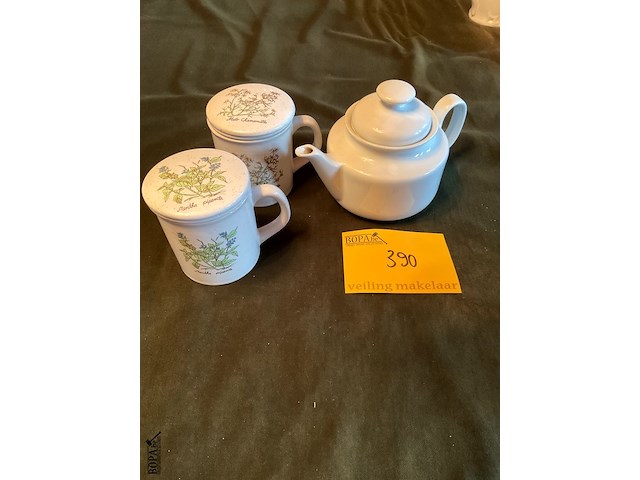 Lot 390 - wit porseleinen theekannetje met mokken, 3 stuks - afbeelding 1 van  4