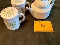 Lot 390 - wit porseleinen theekannetje met mokken, 3 stuks - afbeelding 1 van  4