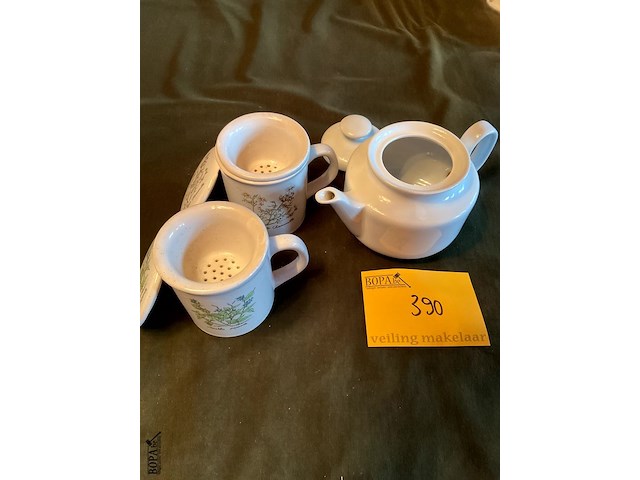 Lot 390 - wit porseleinen theekannetje met mokken, 3 stuks - afbeelding 2 van  4