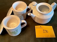 Lot 390 - wit porseleinen theekannetje met mokken, 3 stuks - afbeelding 2 van  4